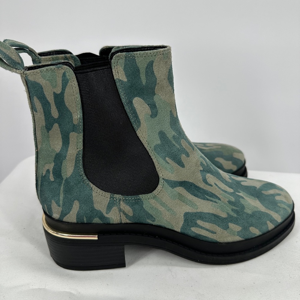 Kenneth Cole | Women’s 7 Levon 2.0 Camo Chelsea Boots - Picture 6 of 6